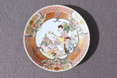Une tasse et soucoupe en porcelaine de Chine famille rose &agrave; d&eacute;cor d'une musicienne, Yongzheng